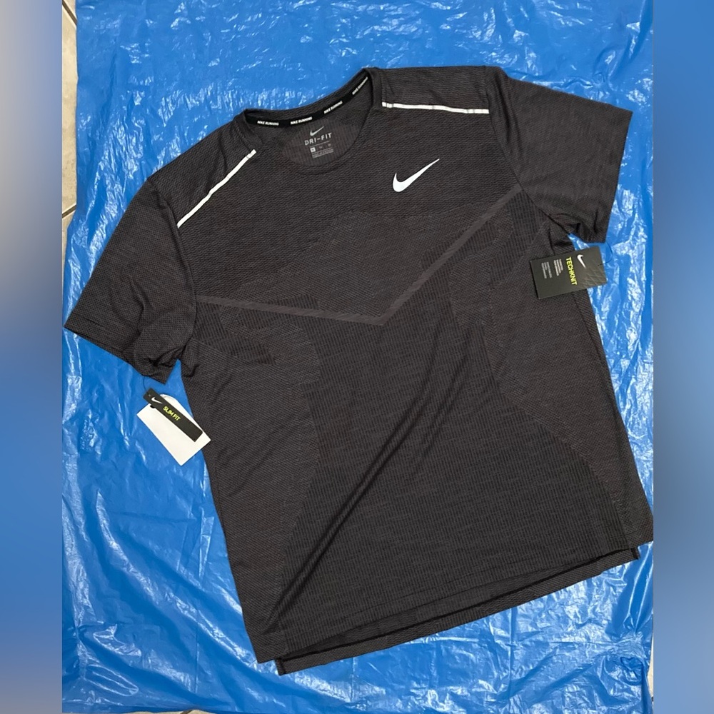 🏃💨Nike Men's Dark Gray Short Sleeve Dri Slim Fit Running Tee w/ Reflective Trim